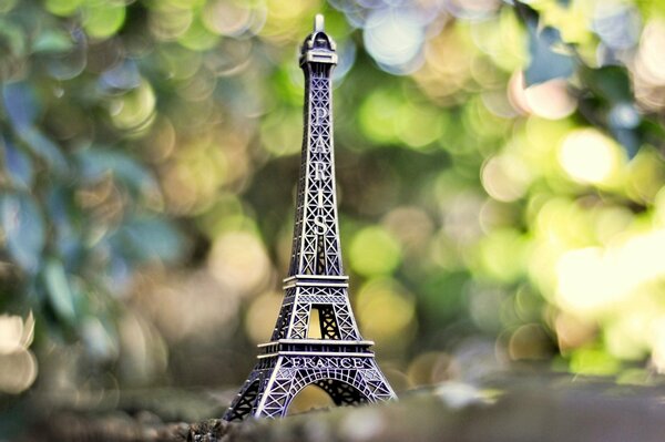 Statua della Torre Eiffel. Verdi parigini