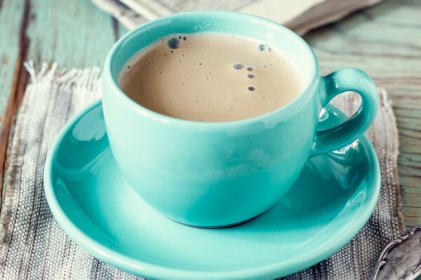 Eine Tasse heißen Kaffee auf dem Tisch