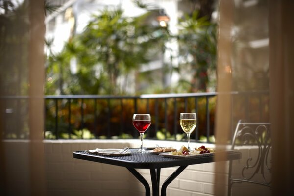 En la mesa de copas con vino y comida