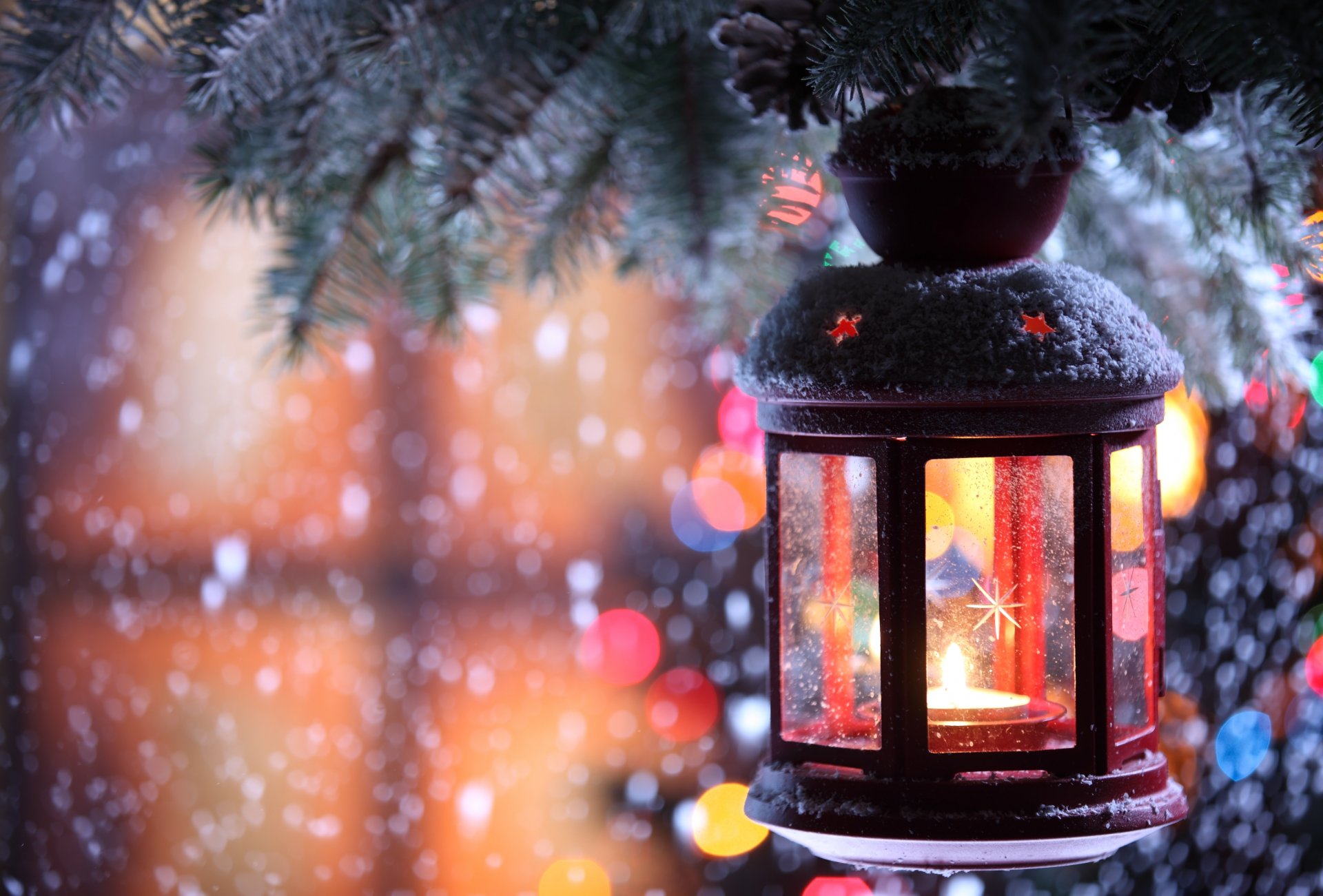 kerze kerzenhalter taschenlampe zweig schnee winter schneeflocken weihnachtsbaum