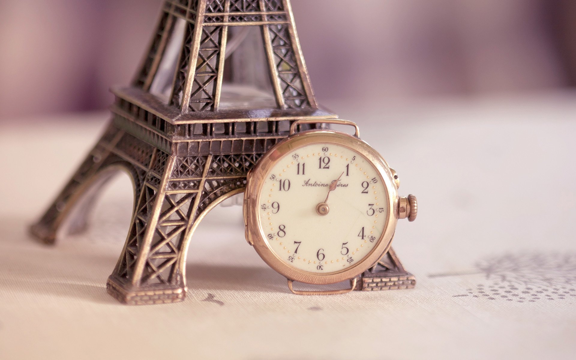 tour eiffel statuette horloge cadran