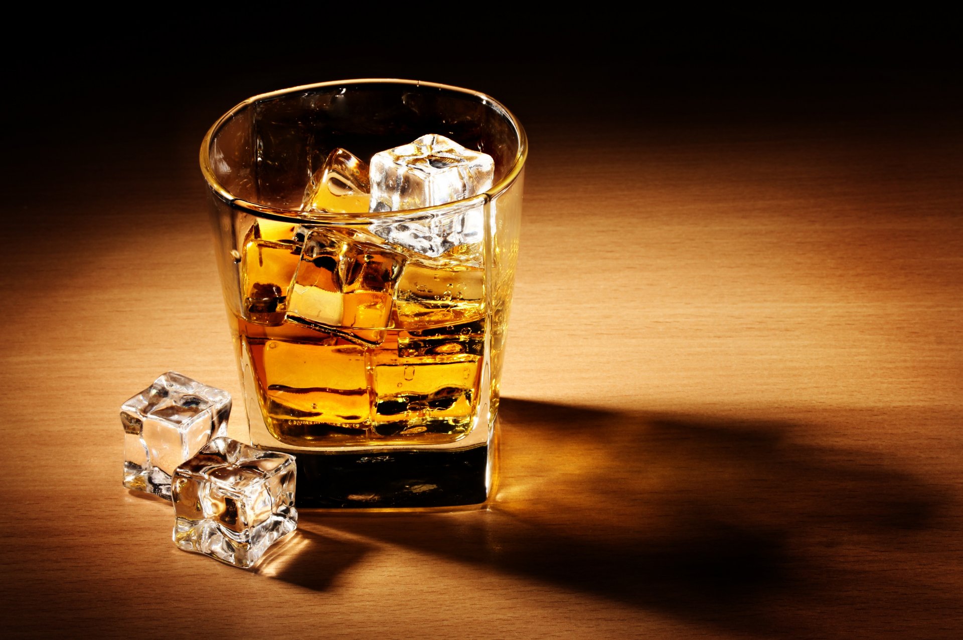 whisky bevanda alcool ghiaccio cubetti bicchiere tavolo ombra