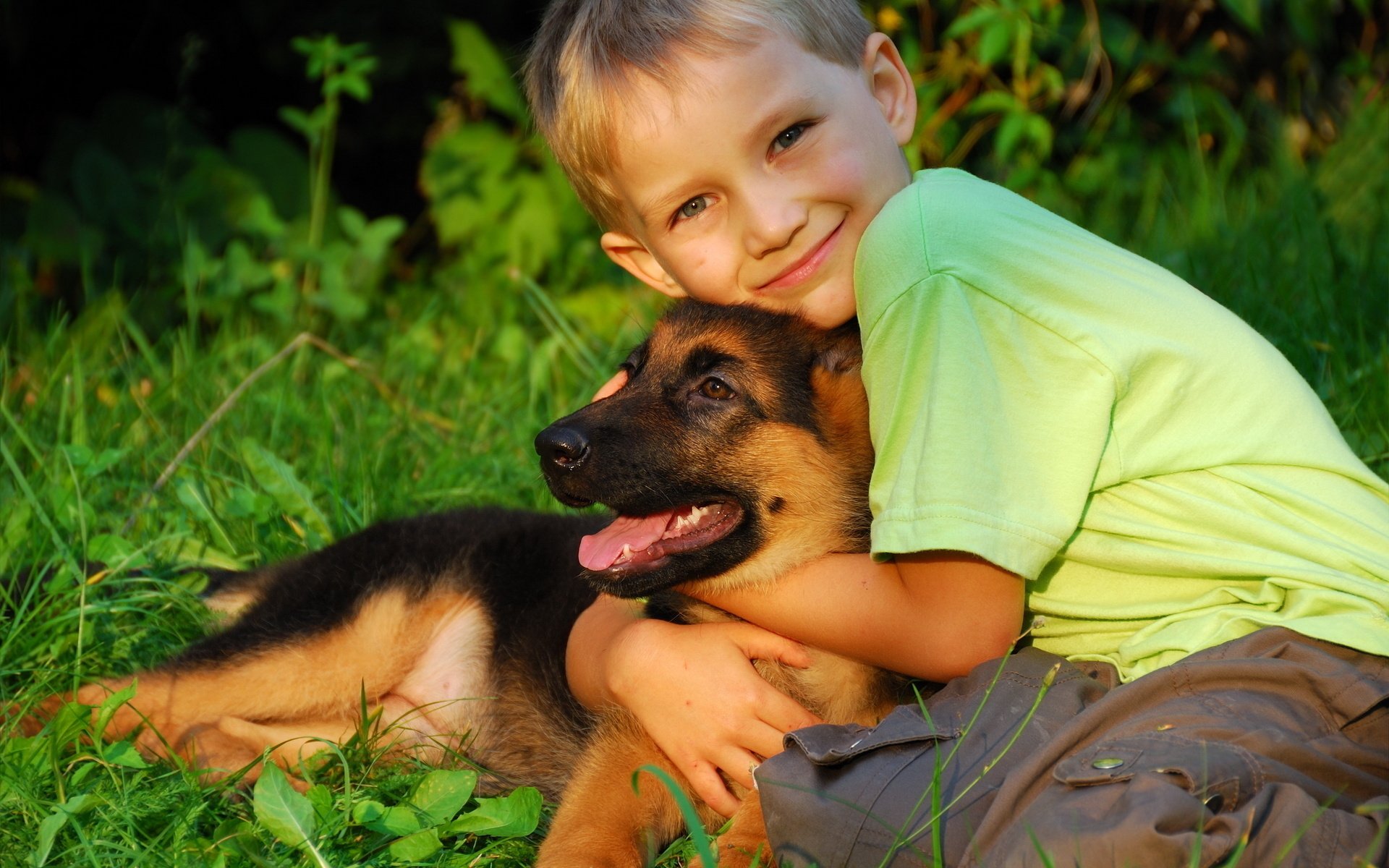 ragazzo bambino cane cucciolo abbraccio amico amici