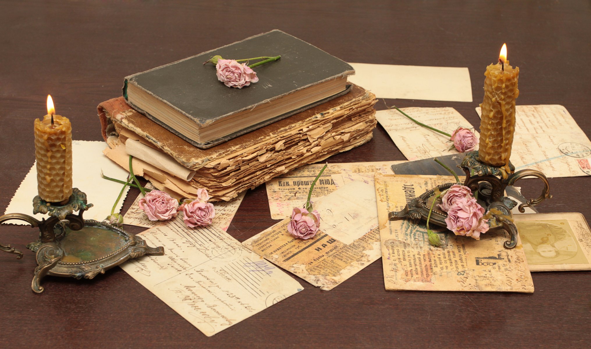 vintage vintage libri vecchi fiori rose candele portacandele lettere cartoline carta tavolo