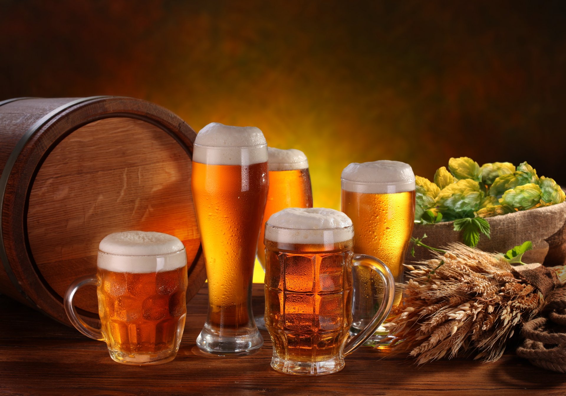 barrel mugs glasses beer hops ears table foam light