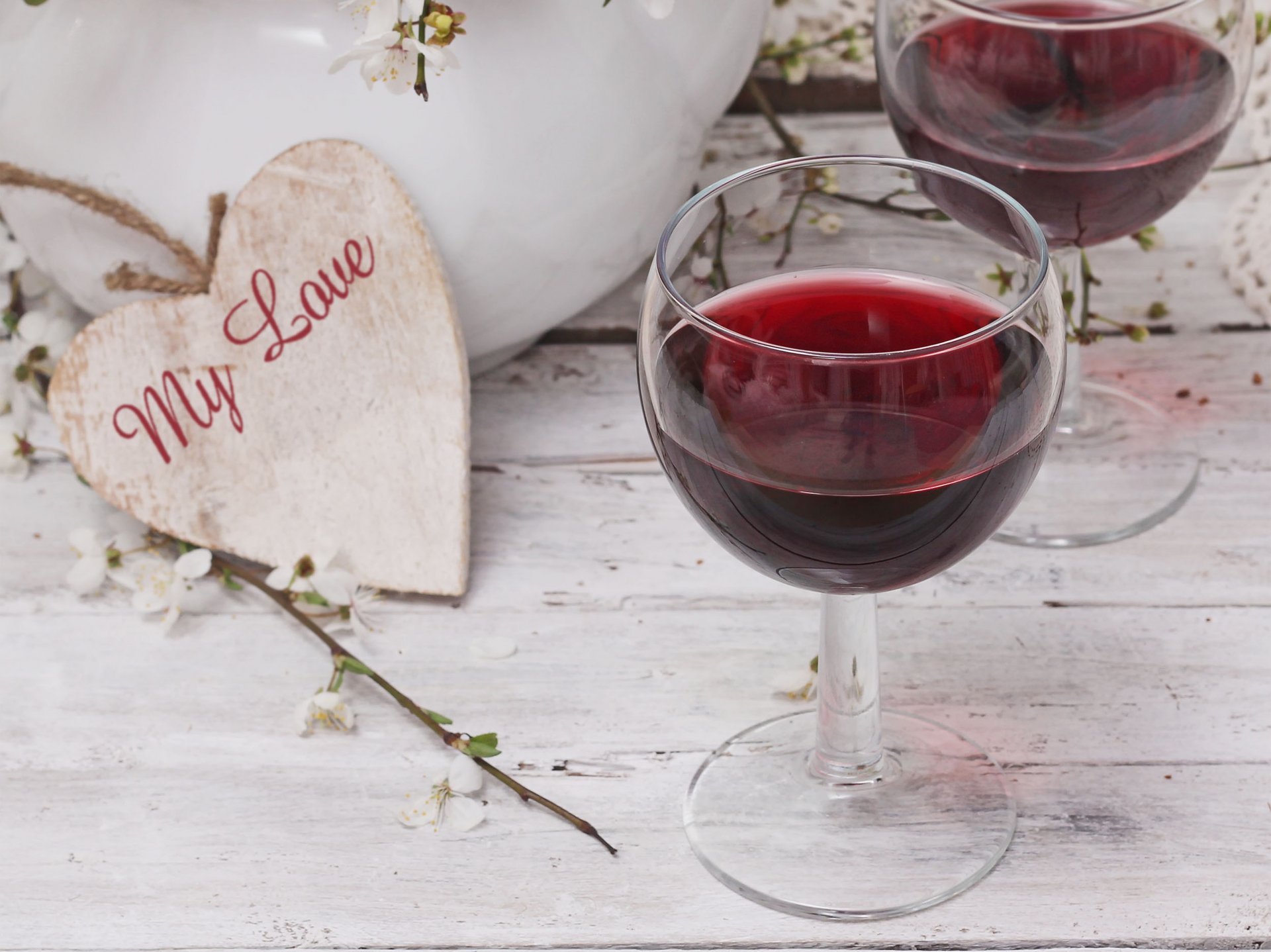 table verres vin rouge coeur