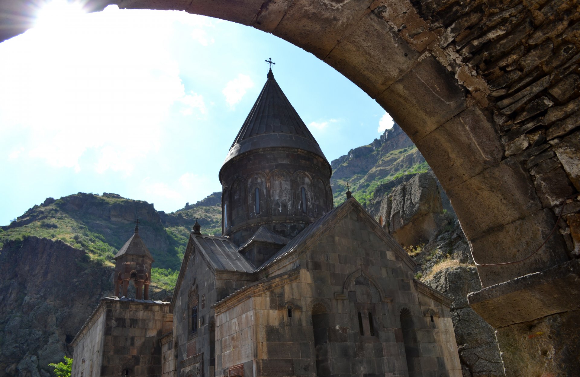 kirche sonne himmel berge berg blau steine stein gefolge struktur armenien gehart bäume blätter pflanzen kloster