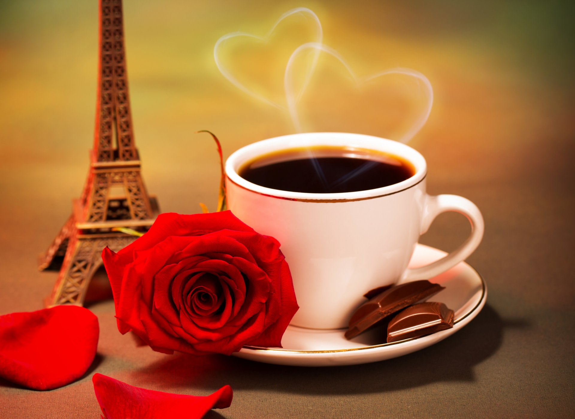 tasse soucoupe chocolat tranches café vapeur coeur coeurs fleur rose rouge pétales statuette tour eiffel