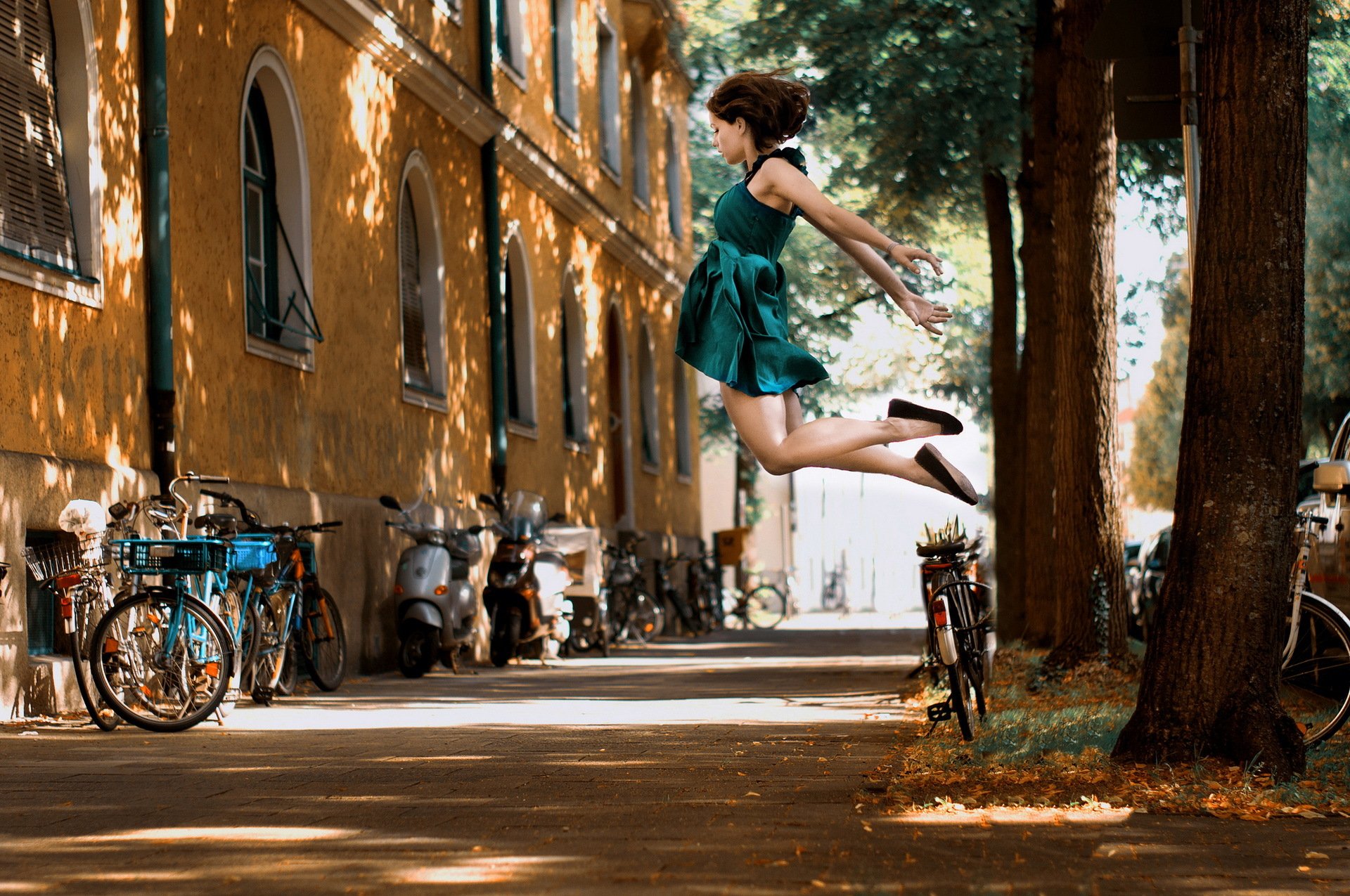 strada città ragazza gravità