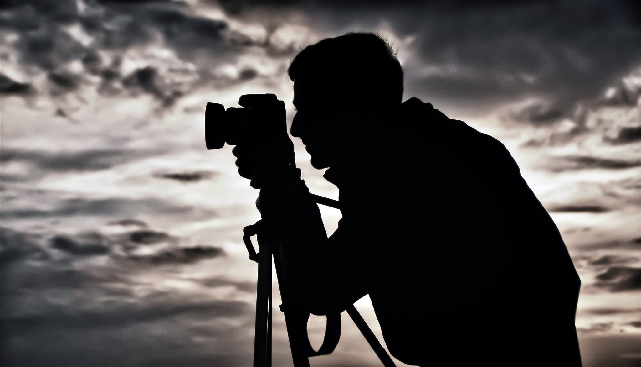 mann silhouette fotograf stativ kamera hintergrund himmel wolken