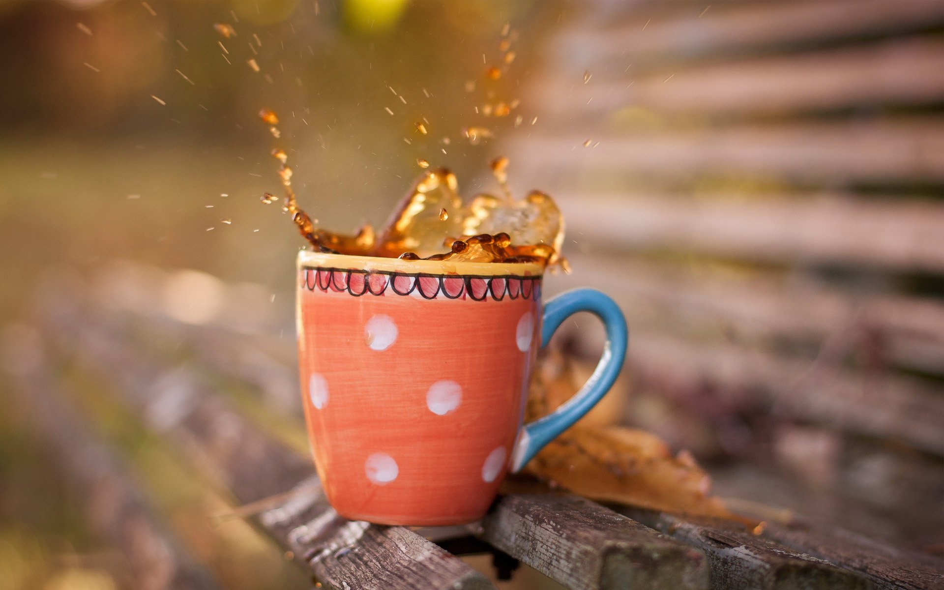 tasse thé éclaboussures gouttes planches banc