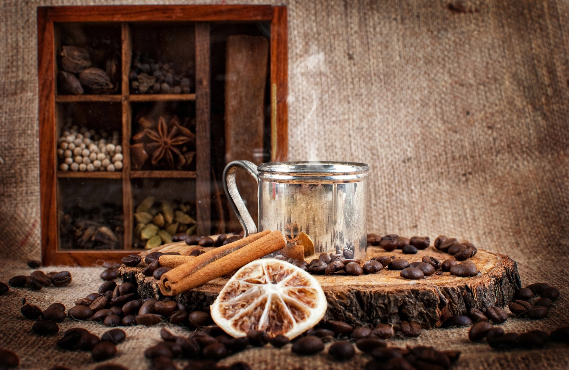 café bebida granos palitos canela armario especias