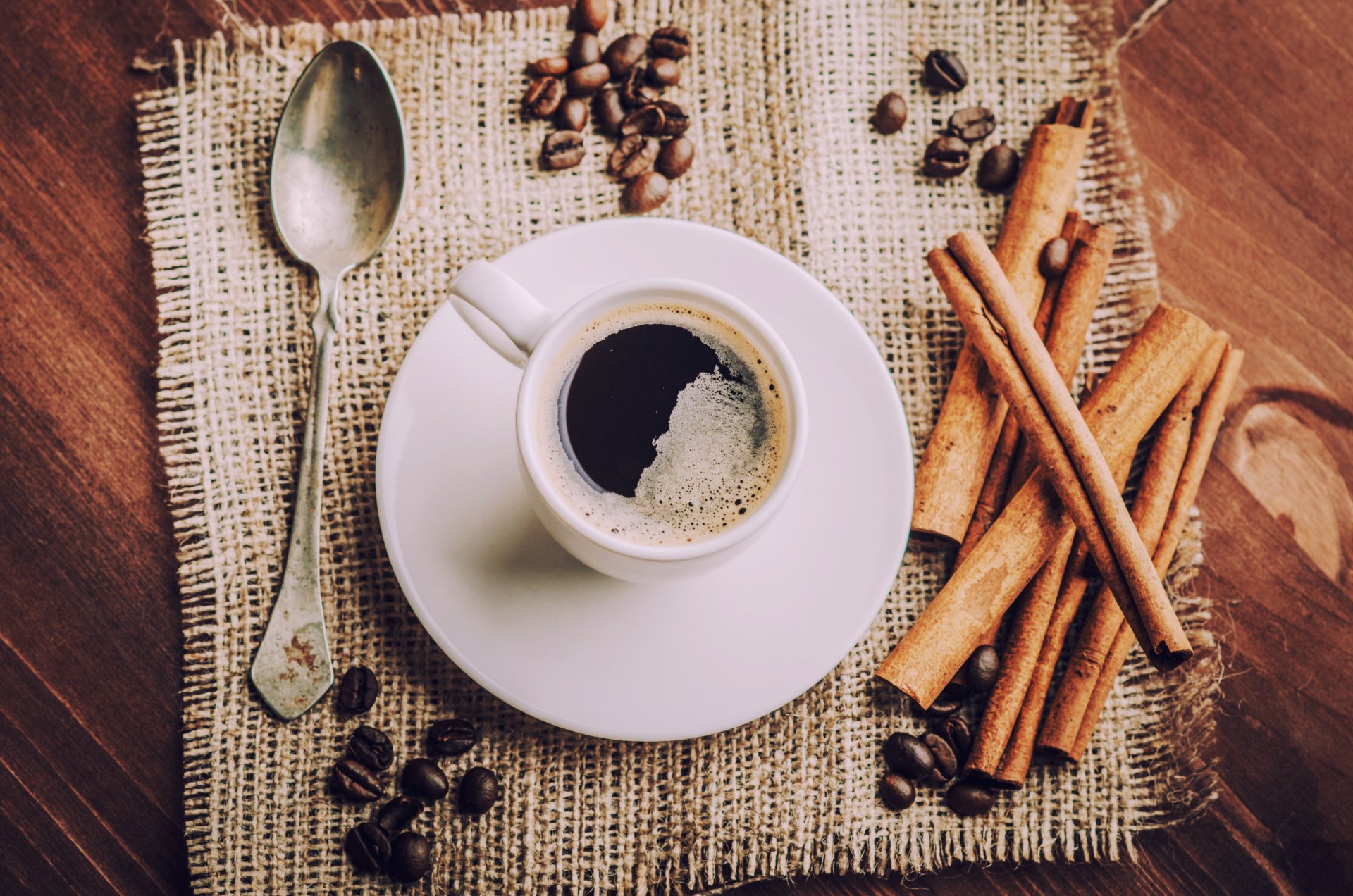 platillo taza café bebida cuchara canela servilleta