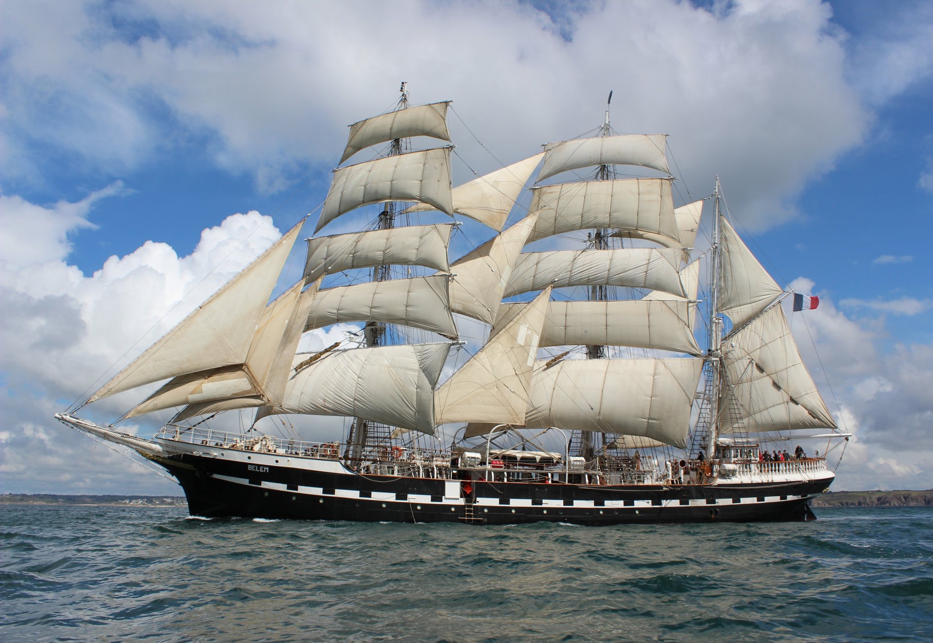 mare onde militare barca a vela belem francia sartiame albero vela sventolando bandiera