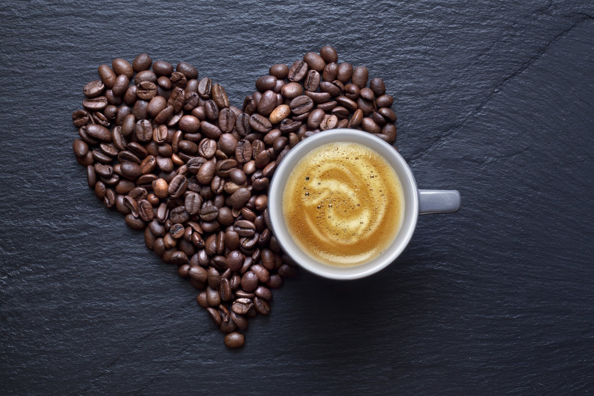 caffè schiuma grani cuore tazza