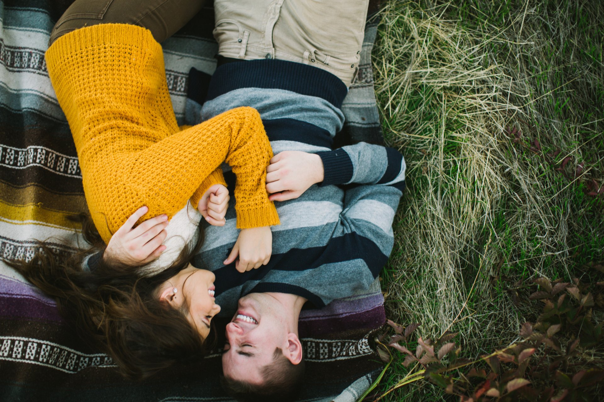 varie ragazza bruna risate sorriso gioia felicità uomo ragazzo bruna coppia amore amanti foglie natura sfondo carta da parati widescreen schermo intero sfondi hd