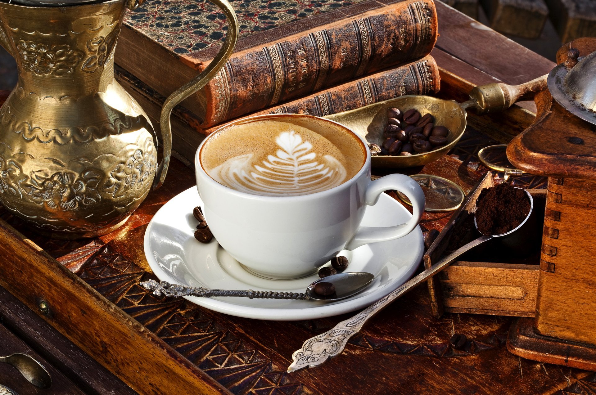 cappuccino café grain moulu tasse soucoupe boisson mousse modèle latte art spatule cuillères casier livres