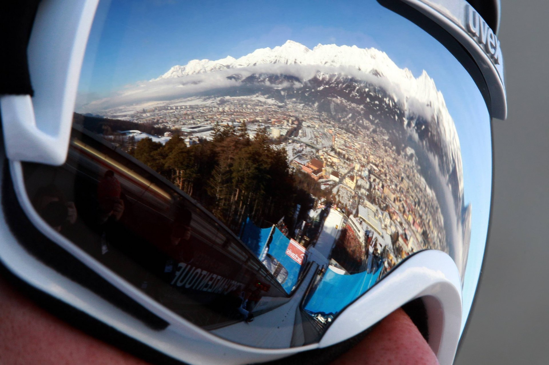 brille reflexion sprungbrett innsbruck österreich alpen berge