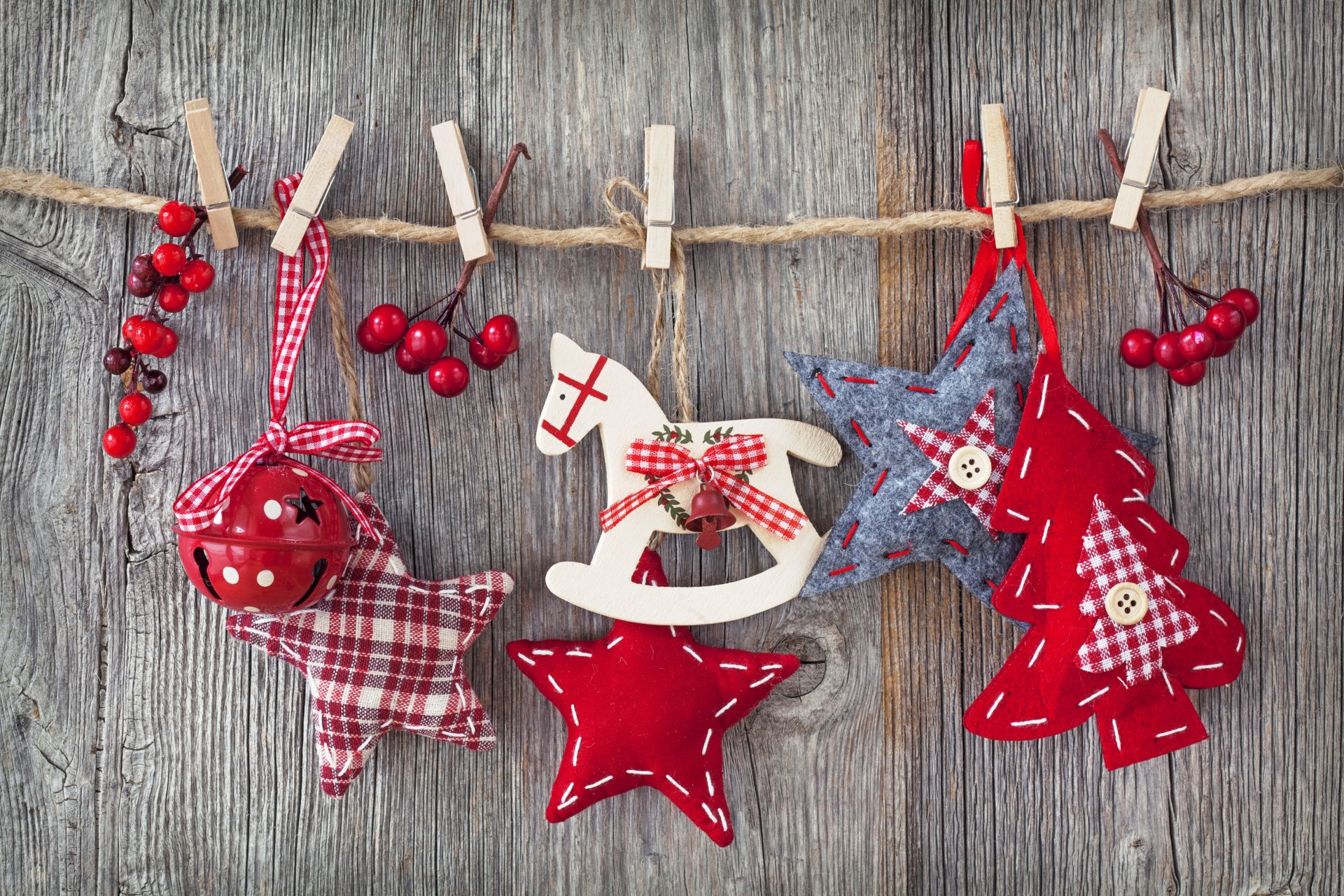 tessuto figure giocattoli di legno stelle albero di natale bottoni mollette corde schede campana agrifoglio agrifoglio vacanza di natale inverno