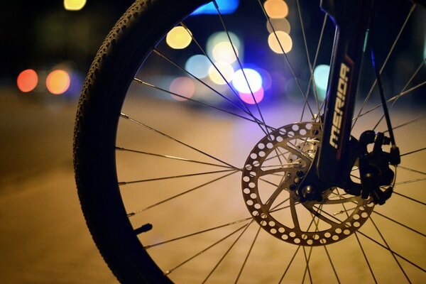 Roue de bicyclette sur fond de lumières colorées