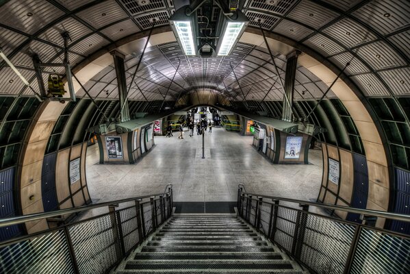 Giù per i gradini della metropolitana di Londra