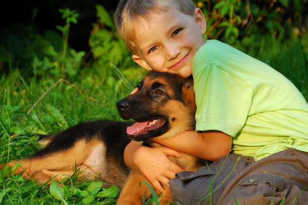 Ragazzo e cucciolo amici che si abbracciano