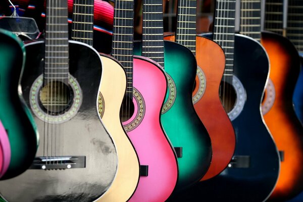 Beaucoup de guitares colorées sur fond