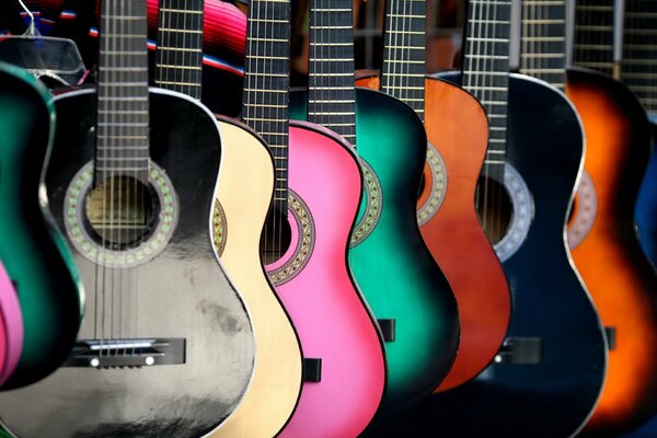 Dużo kolorowych gitar w tle