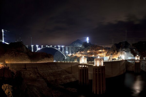 Grande digue en Amérique et pont éclairé par une lumière blanche