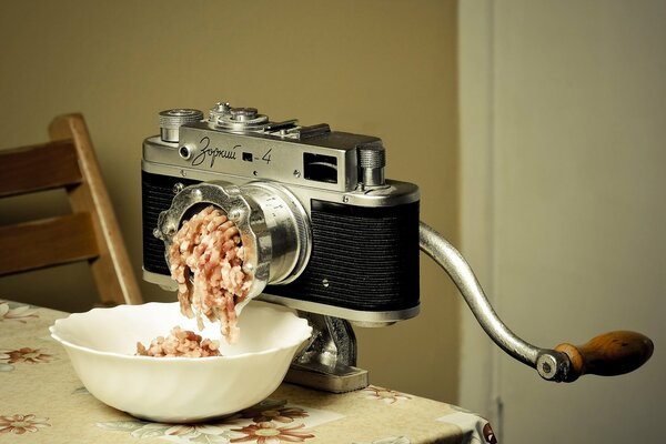 Hachoir à viande sous la forme d une photo sur un fond de mur