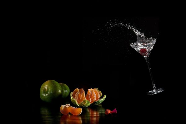 Table avec des fruits et un verre de Martini