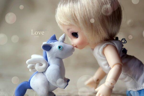 Tendresse et amour entre poupée et licorne