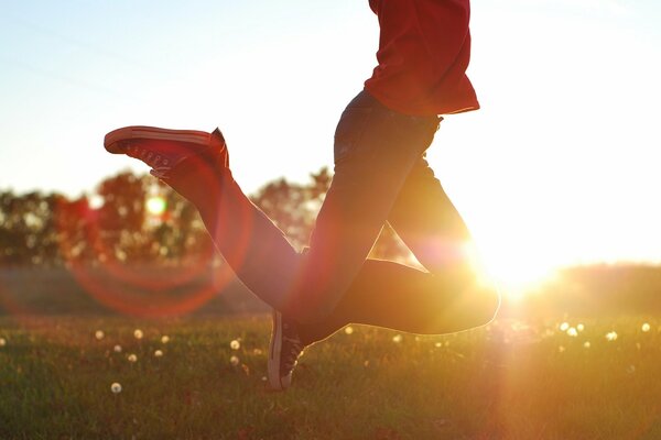 Saut dans la nature entouré de soleil et de pissenlits