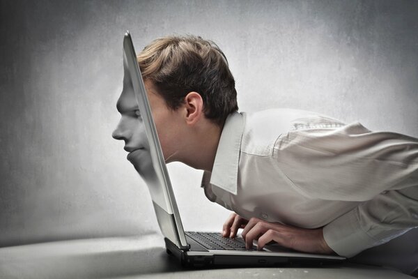 Kreatywne zdjęcie mężczyzny twarz w laptopie