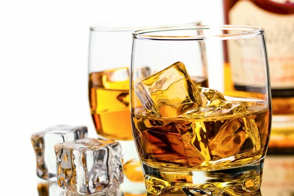 Dwie szklanki amerykańskiej whisky z lodem