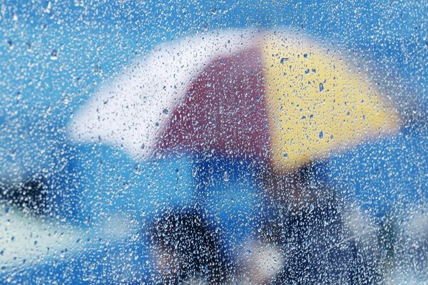 How beautifully the Water descends over the umbrella