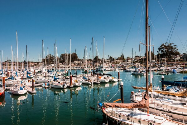 Yacht sull acqua senza vele negli Stati Uniti