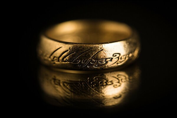 Anillo de poder del Señor de los anillos sobre fondo negro