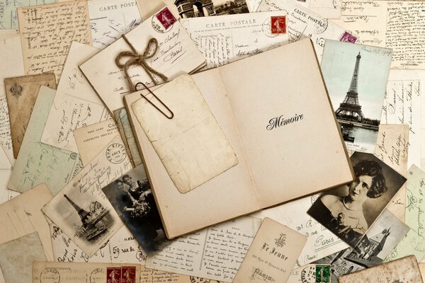 Старые Фотоальбом и фотографии на фоне писем