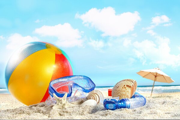 Strand, mit Strandzubehör Brillenball und Regenschirm