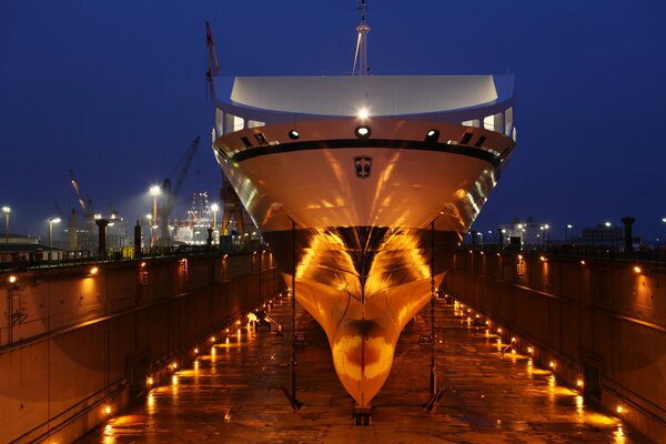 Passagierschiff schaltete Scheinwerfer ein