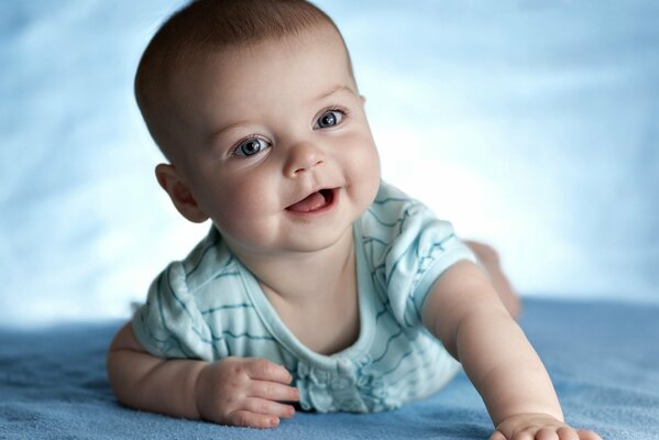 Tierna foto con un bebé sonriente