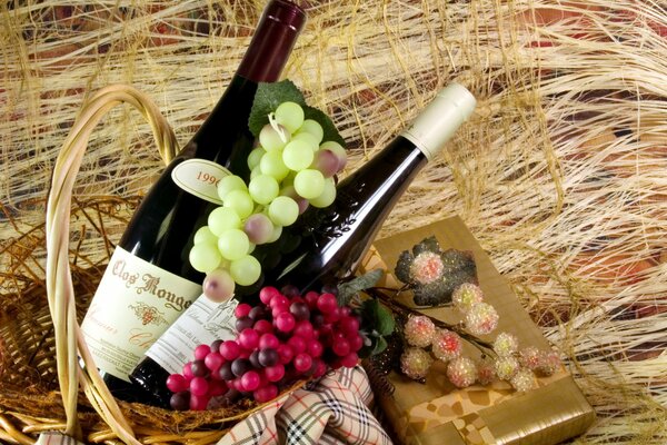 Wein, Trauben und Süßigkeiten als Geschenk