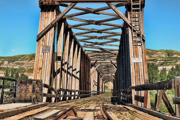 Eisenbahnbrücke auf dem Hintergrund von Berg und Himmel