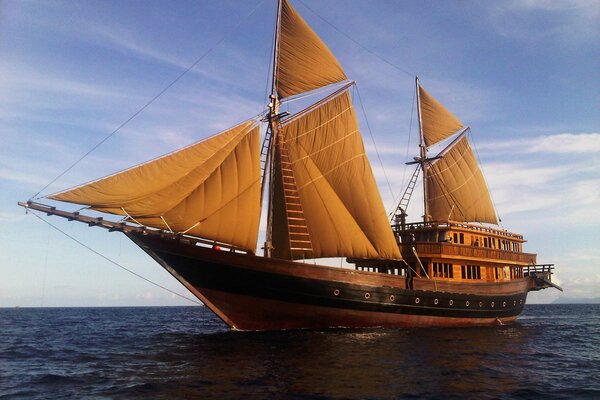 Un barco de madera navega por el océano