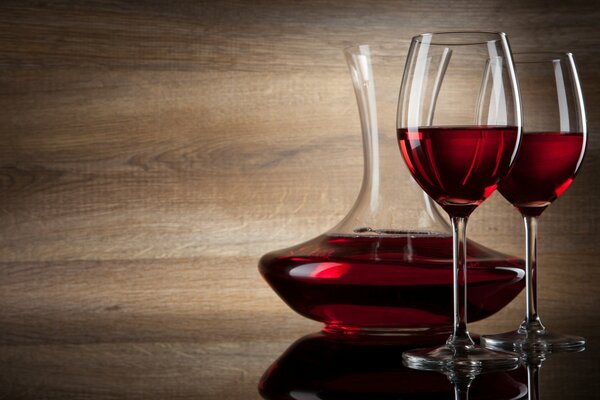 Decanter con vino rosso e due bicchieri