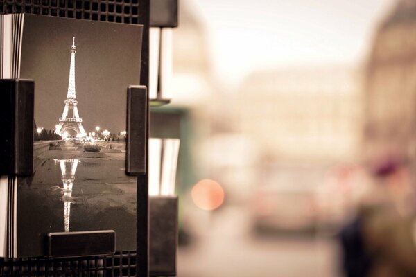 Immagine della Torre Eiffel su sfondo sfocato