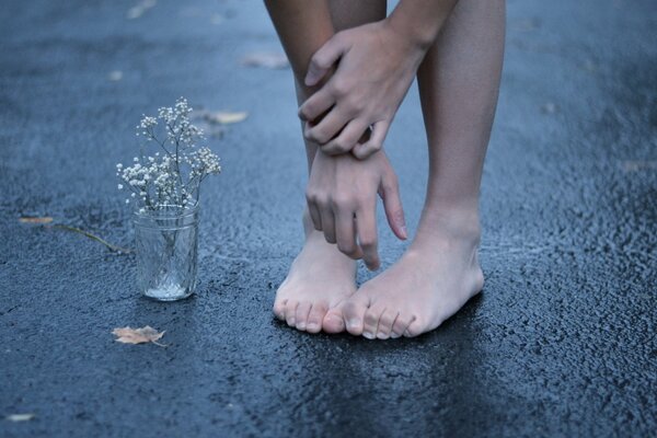 Mani e piedi sull asfalto bagnato
