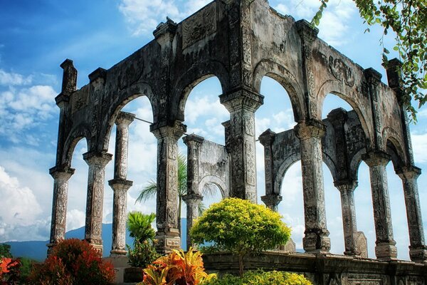 Ruinas antiguas en medio de la hermosa naturaleza