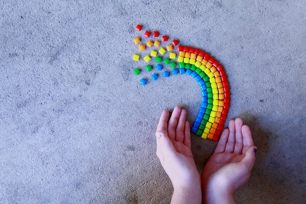 Regenbogen-Mosaik aus bunten Würfeln